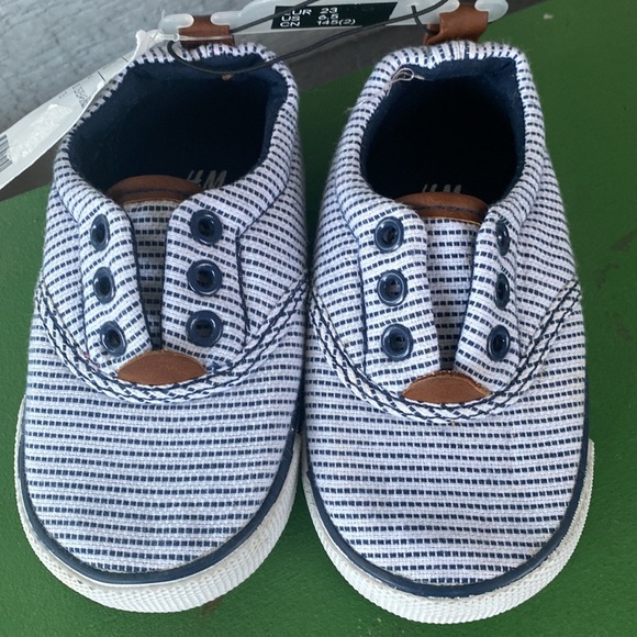 H&M baby shoes white and blue Striped size 6.5 - Picture 2 of 7